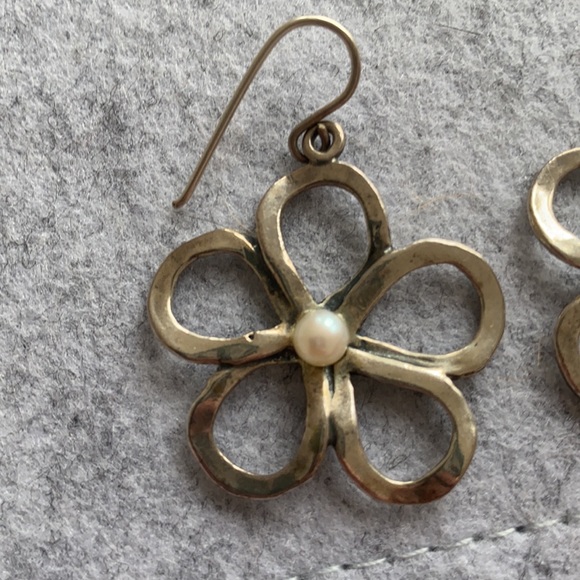 Vintage y2k silver pearl flower earrings - Picture 2 of 3